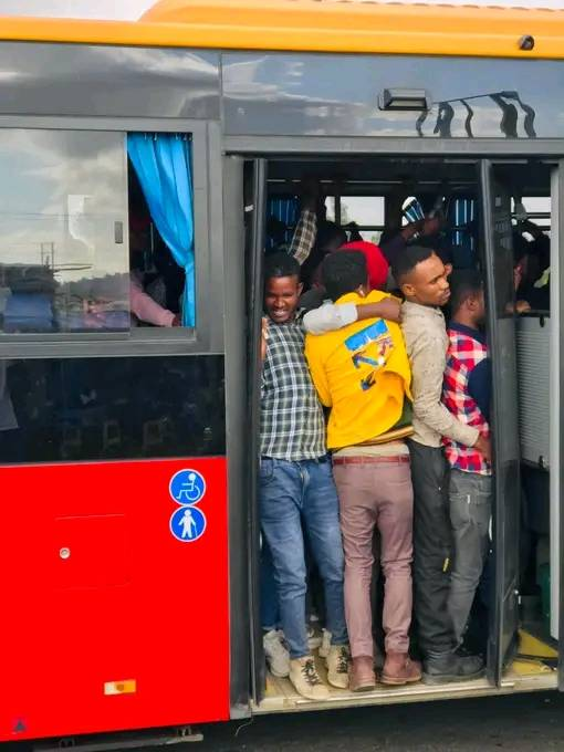 IKalimelese's tweet photo. ባስ ውስጥ ያለ መደጋገፍ እና መቻቻል ሃገራችንም ውስጥ ቢኖር የት እና የት በደረስን https://t.co/WVt1UnzFCE
