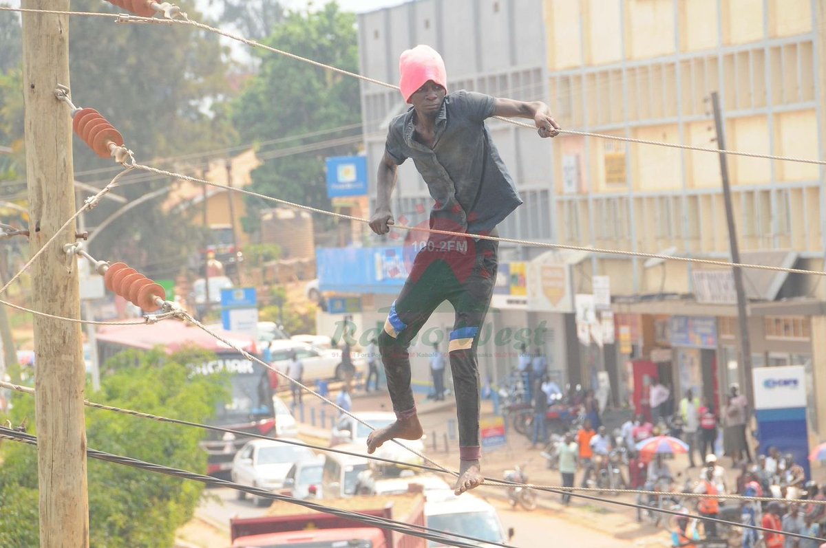radiowestug's tweet photo. #EnshongaYeizooba

Nyomwebazyo Pooriisi ecungwire omutsigazi otembire omuti gw'amashanyarazi arikwenda kweyita omu tauni ya Mbarara.

Noogira ngu ni ki ekirikureetera omuntu kukora ekintu nk'ekyo?

#OwakutangAheeru
#GambaMpurire

📷: Fred Turyakira https://t.co/QvPmpqScLp