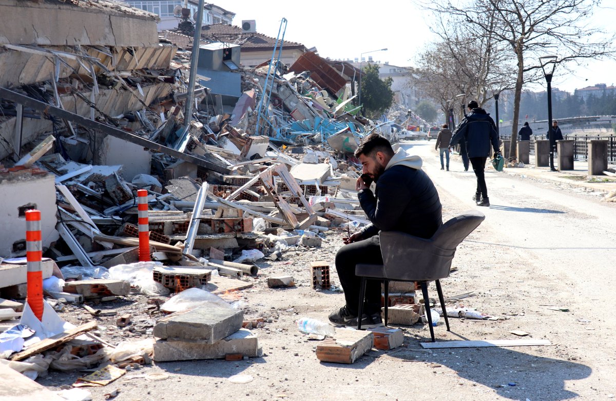 Birilerinin notlar aldığı şu günlerde, nacizane kendi deprem notlarımı yazayım istedim. Toparlamak çok zor oldu benim için ama yazmak, not düşmek gerek artık. Depremin acılarının, öfkesinin unutulmaması gerekiyor çünkü. Belki birileri okur, acıları hissedeler kimbilir. Buyrun