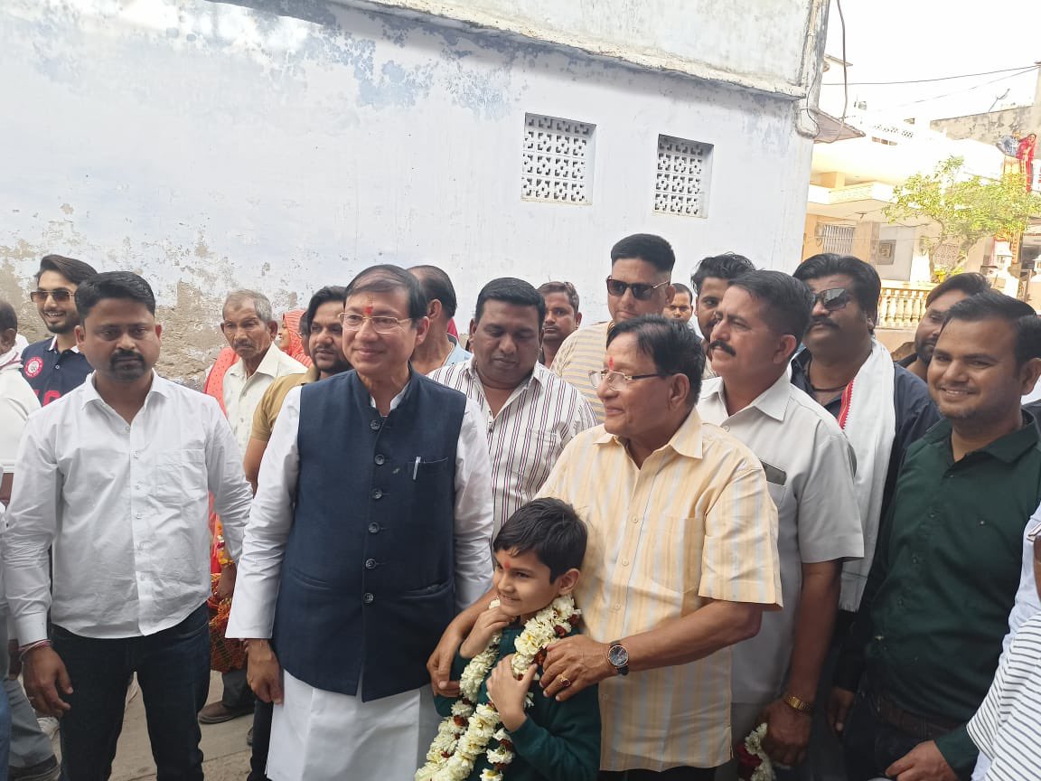 हाथ से हाथ जोड़ो अभियान लगातार रहेगा जारी, आज वार्ड 70 में।
#kotacongressparty #kotacongressdhariwal <a href="/GovindDotasra/">Govind Singh Dotasra</a> <a href="/AmitdhariwalInc/">Amit Dhariwal</a> <a href="/ashokgehlot51/">Ashok Gehlot</a> <a href="/RahulGandhi/">Rahul Gandhi</a> <a href="/INCRajasthan/">Rajasthan PCC</a>