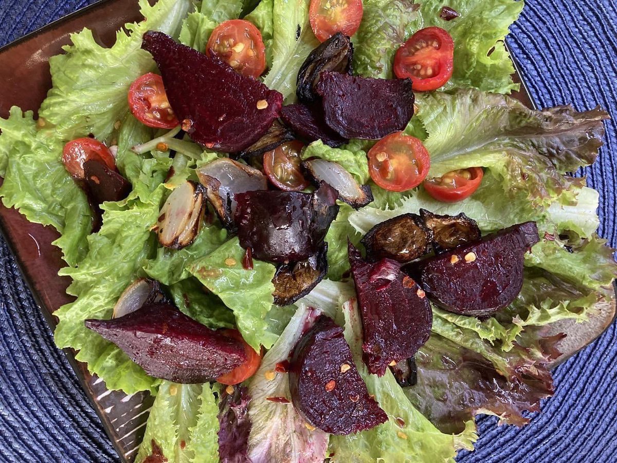 kavitadevgan's tweet photo. #prettyplates Roasted beets and onions with lettuce and cherry tomatoes with a lemon-olive oil-honey-chilli flakes dressing
Simple. Wholesome. Delicious.
Try this for lunch today ✅ https://t.co/yRR6YEcGXs