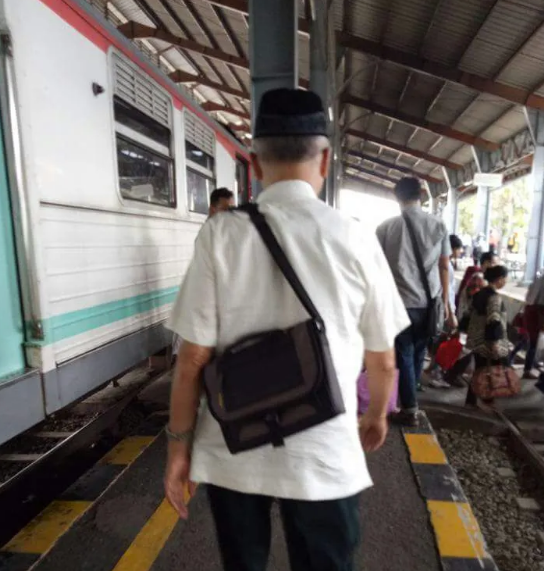 Gaya hidup ulama <a href="/muhammadiyah/">Muhammadiyah</a> tidak ada Rubicon atau mobil mewah lainnya. Bahkan di suatu kesempatan sering terlihat naik kereta api. 

Potret Prof <a href="/HaedarNs/">Haedar Nashir</a> dan (Alm) <a href="/BuyaSyafii/">Jaringan Buya Syafii (JBS)</a> saat di Stasiun