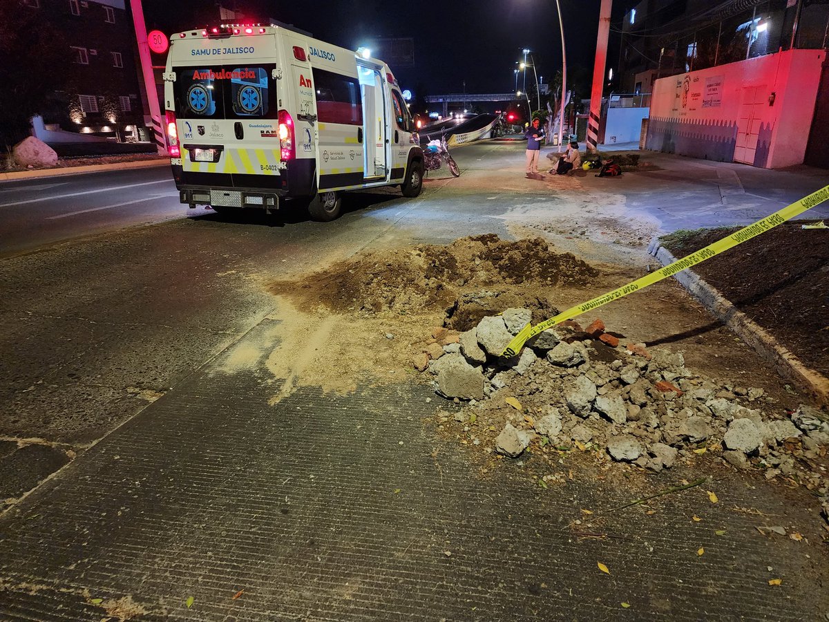 ParamedicoLuis's tweet photo. Accidente de motociclistas repartidores de comida, sobre circunvalación Alvarez del Castillo y mar blanco casi afuera del country 2000, resultado de la falta de señalamientos @JaliscoVial @Trafico_ZMG @GNocturnaMX https://t.co/FXs0sw3c60
