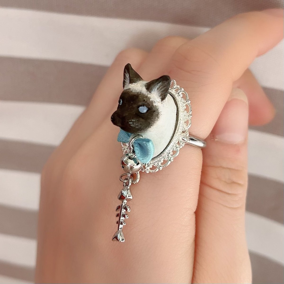 kano_koubou's tweet photo. 猫の日です🐾
今日にぴったりな指輪、販売中です🐾🐾

#ハンドメイド
#minne
#猫の日 https://t.co/7FDicSnyzX