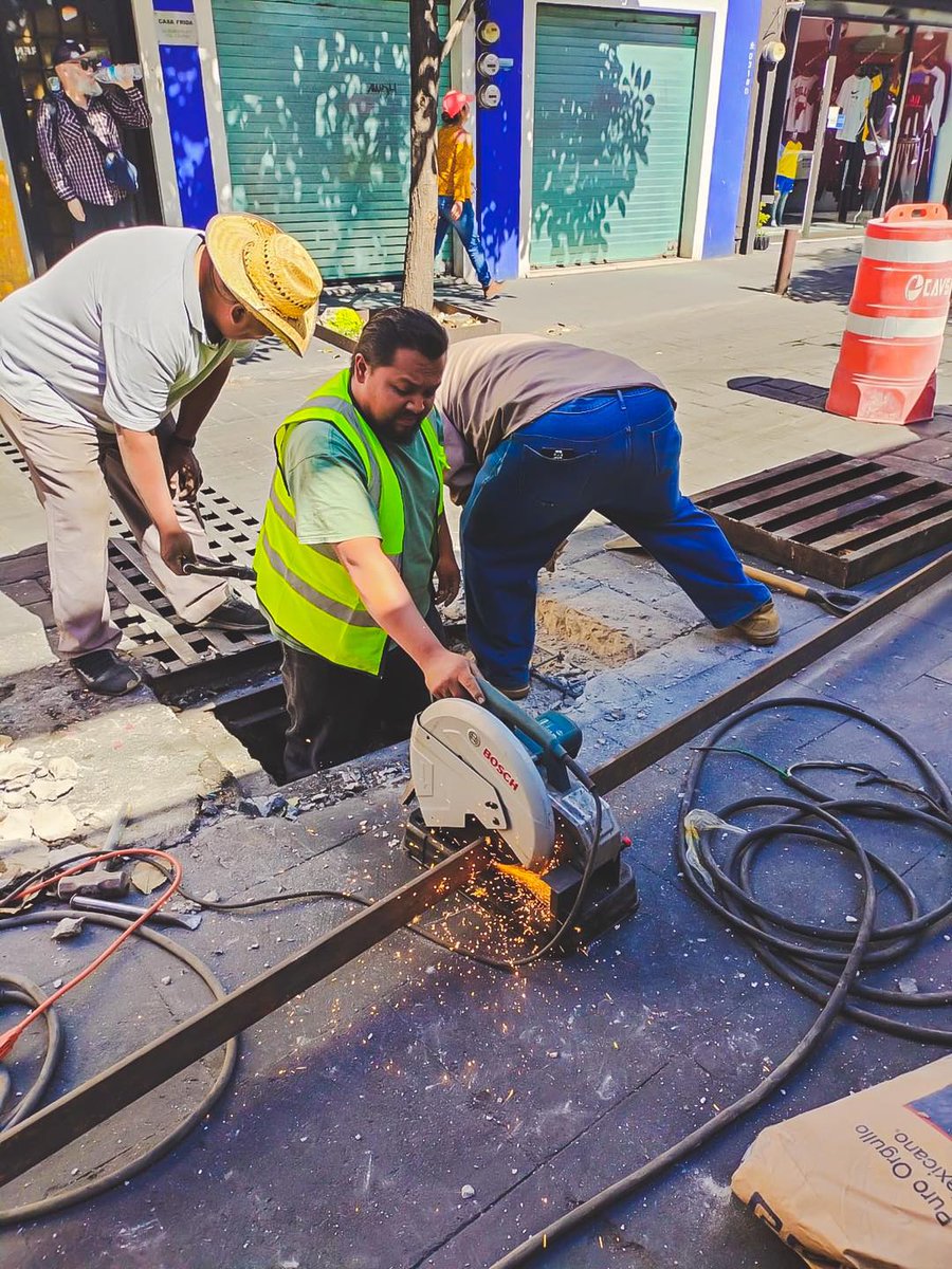 CuernavacaGob's tweet photo. Todos los días estamos trabajando por ofrecerte una mejor #Cuernavaca ‼️🚧👷🏻‍♂️

����Se llevó a cabo la reparación de la rejilla pluvial en calle Gutemberg de la col. Centro, descacharrización y recolección de basura en vía pública y retiró de publicidad en avenidas principales https://t.co/fS9ClyCLjU