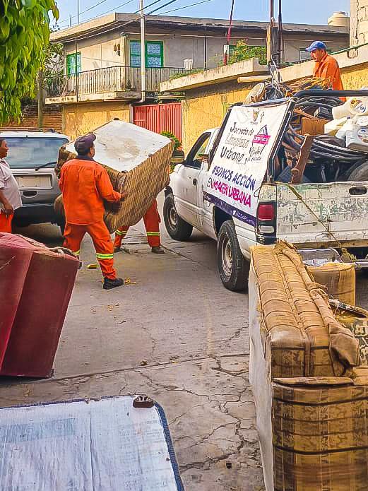 CuernavacaGob's tweet photo. Todos los días estamos trabajando por ofrecerte una mejor #Cuernavaca ‼️🚧👷🏻‍♂️

����Se llevó a cabo la reparación de la rejilla pluvial en calle Gutemberg de la col. Centro, descacharrización y recolección de basura en vía pública y retiró de publicidad en avenidas principales https://t.co/fS9ClyCLjU