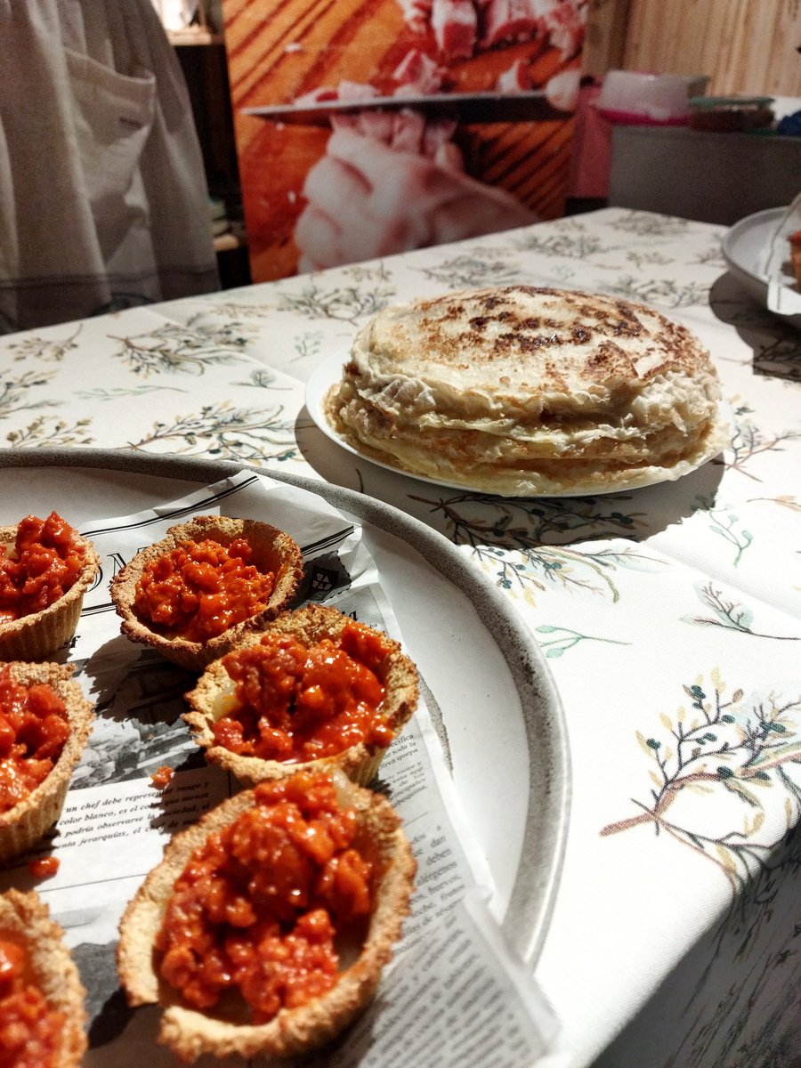 recetasdenoe's tweet photo. ¡Así fue #ComadresJP!🎭
Evento gastronómico donde se incluía un taller para vestir la mesa 🍽️
Evento original y guapo de @Cromium_digital para #EmbutidosJP 😍
Con gente prestosa😊, defensora de #Asturias, sus tradiciones y sus excelentes materias primas🔝
https://t.co/QOpa9vCoDt https://t.co/ml8IE3G7Pt