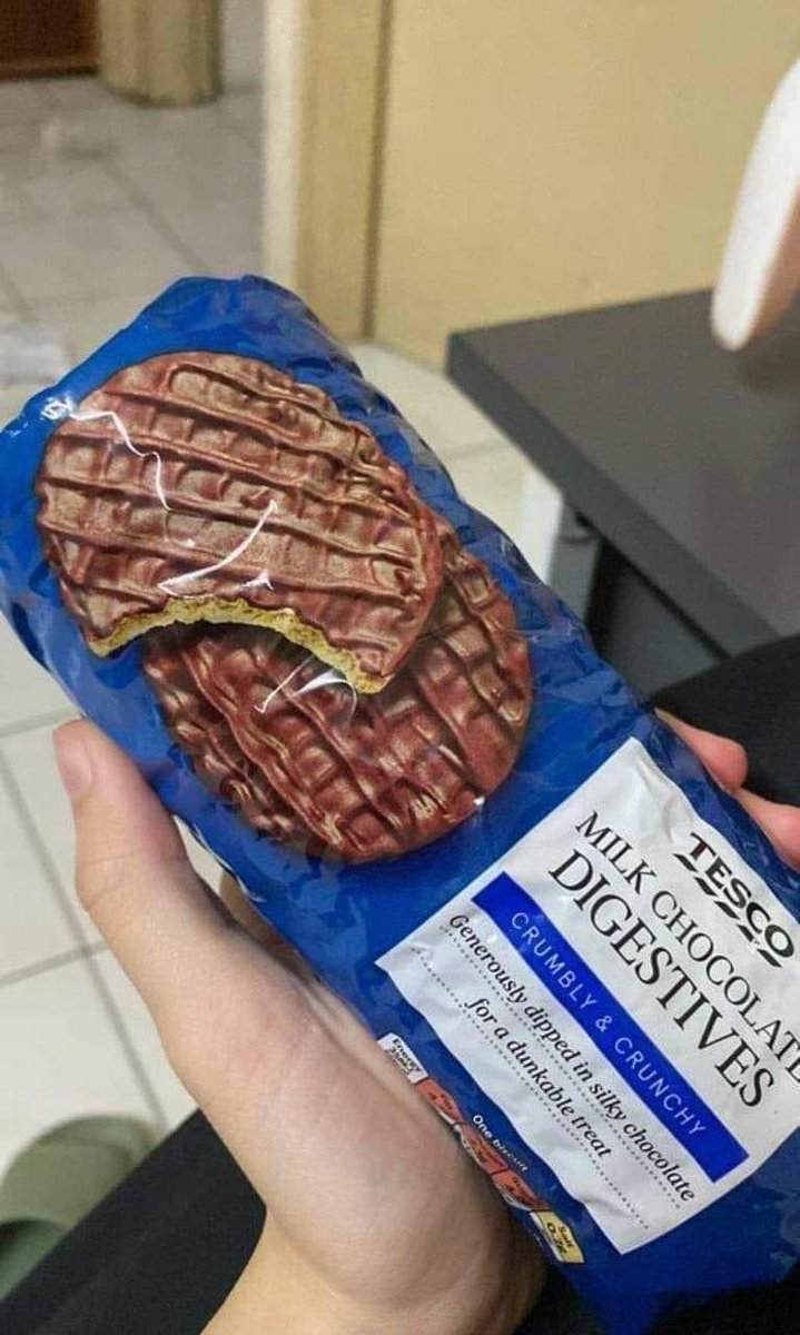MalayFoodHunter's tweet photo. Biskut terpaling “sedapp” dekat Tesco ! 😍

Kalau pernah makan biskut digestives, yang tesco ni ala-ala biskut coklat tu tapi tersangat lah sedap ! My fav all time https://t.co/9c0g3hA7J1