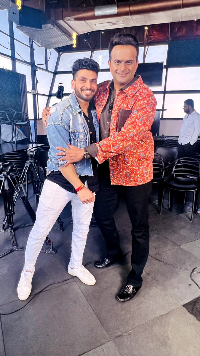 sidkannan's tweet photo. #shivthakare opens up on his family's struggles! That's what has made you such a strong man, mere bhai!

#Biggboss16 #siddharthkannan #sidk #sidkwithshivthakareshiv

https://t.co/sBxti2kVdp https://t.co/yfy2AoYgrv