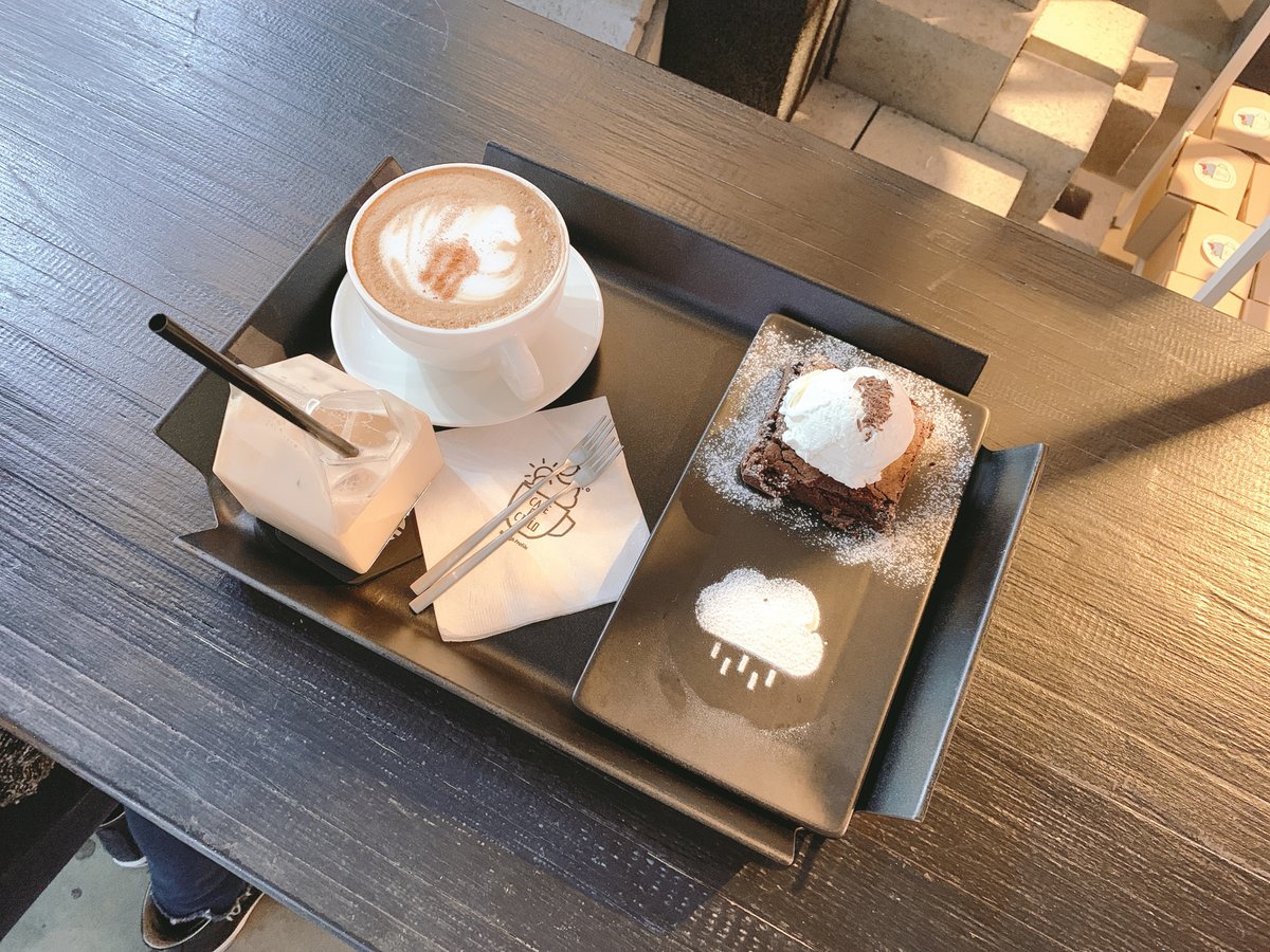 今日は仕事が早く終わりました🙋‍♀️
カフェでくつろいでいます~
スイーツが美味しいですね😋
#コーヒー