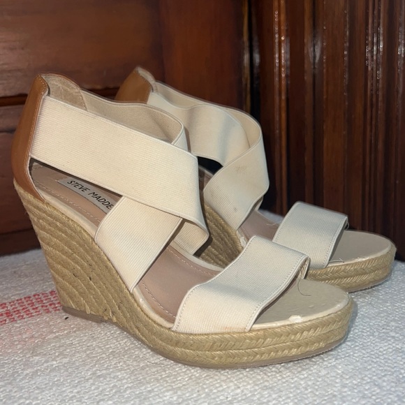 VintageJen896's tweet photo. So good I had to share! Check out all the items I'm loving on @Poshmarkapp from @LynneGonzalez #poshmark #fashion #style #shopmycloset #xhilaration #stevemadden #blossum: https://t.co/LHxoSk2sgN https://t.co/gd3bnSYiuO