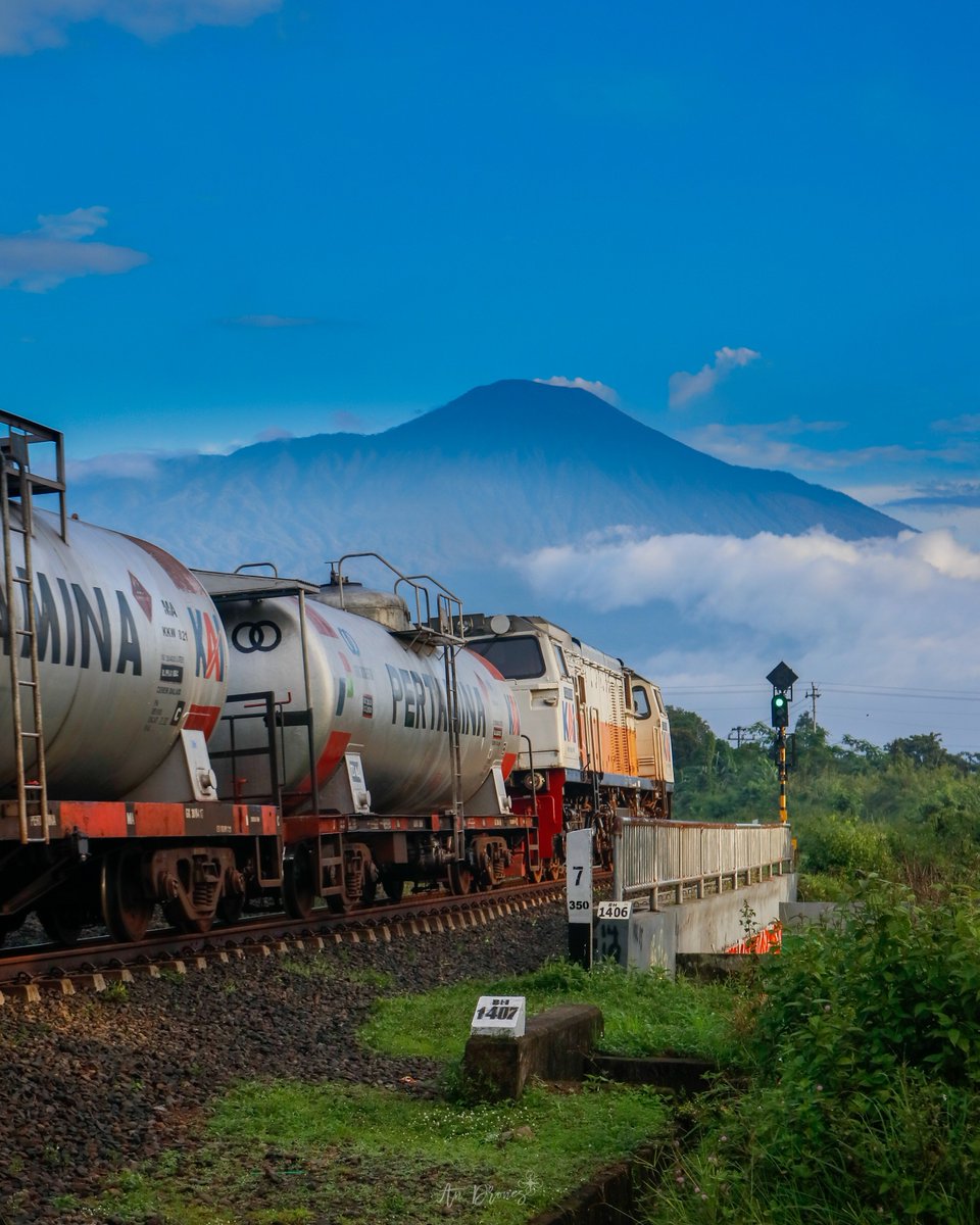 Muhammad Anugrah Gema Akbar (@andrones_rf) on Twitter photo One of the regional icons of Central Java
.
.
.
IF: CC206 13 XX PWT > KA Gamao Tangker MA - TG
📸 Canon EOS 80D
<a href="/KAI121/">Kereta Api Indonesia</a>
<a href="/keretaapikita/">Kereta Api Kita</a>
#kai121 #kereta #trainphotography #keretaapi #daop5 #train #landscape #photography #keretaistimewa One of the regional icons of Central Java
.
.
.
IF: CC206 13 XX PWT > KA Gamao Tangker MA - TG
📸 Canon EOS 80D
<a href="/KAI121/">Kereta Api Indonesia</a>
<a href="/keretaapikita/">Kereta Api Kita</a>
#kai121 #kereta #trainphotography #keretaapi #daop5 #train #landscape #photography #keretaistimewa