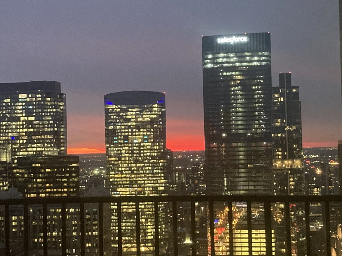 princesseakitty's tweet photo. @barrybutler9 @NWSChicago I heard it ‘twas a gorgeous sunset this evening https://t.co/VNDE2GsbPP