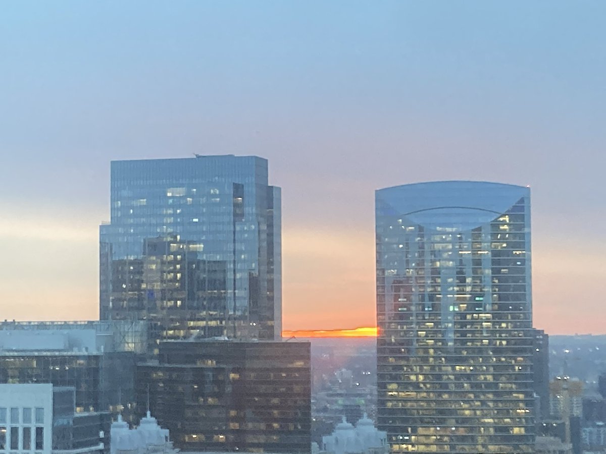 princesseakitty's tweet photo. @barrybutler9 @NWSChicago I heard it ‘twas a gorgeous sunset this evening https://t.co/VNDE2GsbPP
