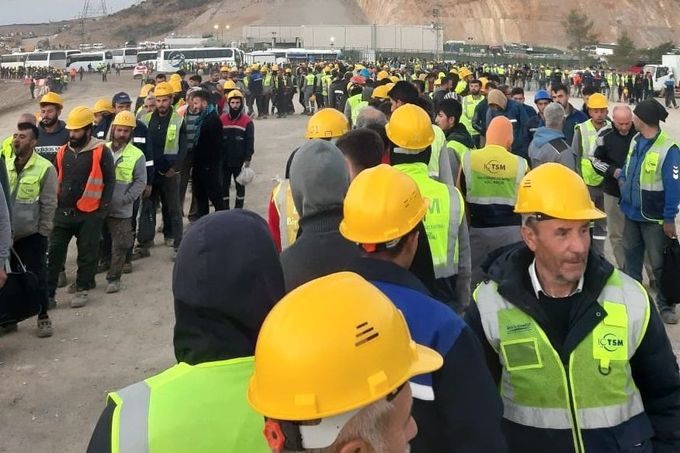 insaatsendika's tweet photo. Deprem bölgesine gönüllü olarak giden otuz Akkuyu Nükleer Santral işçisi işten atıldı.
İşten çıkarılan işçiler, santral önünde eyleme geçti. Birçok işçi de işten çıkarılan işçilerle dayanışmak amacıyla iş bıraktı. https://t.co/3x7jr70HbC