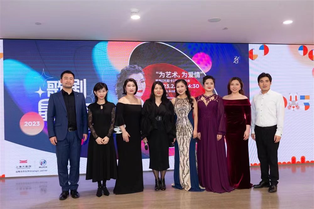 Some pics from the press conference and interviews for our #Tosca at the #ShanghaiGrandTheatre❤️‍🔥beautiful new production✨

#HuiHe #soprano #Tosca #Puccini #Shanghai #cantwait #pressconference #interviews #operalife #operasinger
