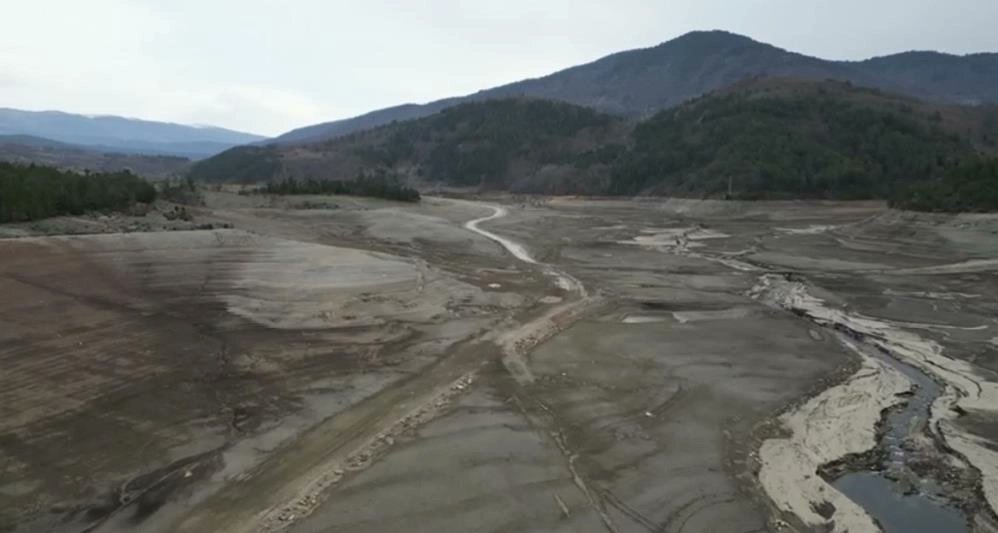 Büyükşehirlerde içme suyu barajları ilkbahar aylarına sıkıntılı giriyor. Doluluk oranları:
Kocaeli (Yuvacık) :%17
İstanbul (ortalama doluluk):% 35
Ankara (ortalama doluluk) :%25
Bursa : Doğancılar Barajı:%23
İlkbahar aylarında yeterli yağmur yağmazsa bu yıl çok sıkıntılı geçecek!