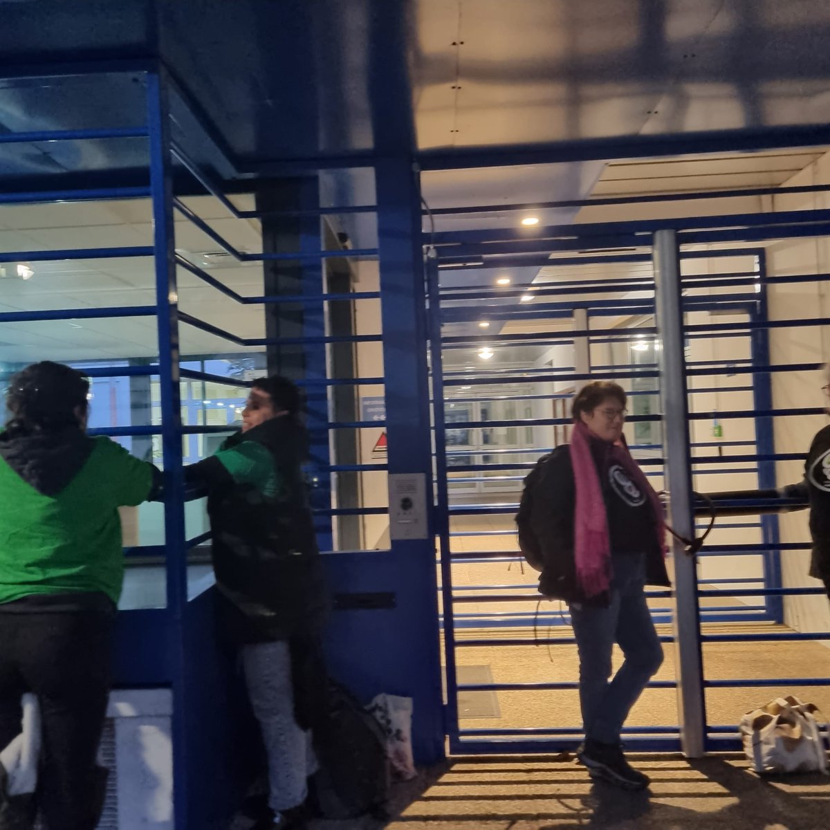 kazetaeus's tweet photo. [AZKEN ORDUKOA] Azterketak Euskaraz: Seaskako hainbat buraso eta langile Bordeleko Hezkuntza Akademiako sartzean ekintza egiten ari dira https://t.co/3W71zUas6B @AEuskaraz @seaskaikastola https://t.co/RgBUHSWSbU