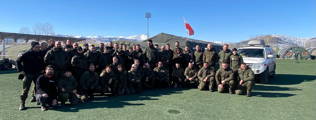 Dobiega końca misja Polskiego Wojskowego Polowego Punktu Medycznego w Göksun.
Przez 12 dni Polscy medycy udzieli pomocy 725 ofiarom trzęsienia ziemi w Turcji.
Zespołem medyków dowodził ppłk Konrad Sieradzki.
 
Dziękujemy i jesteśmy wdzięczy wszystkim zaangażowanym w pomoc🇵🇱🤝🇹🇷❤️