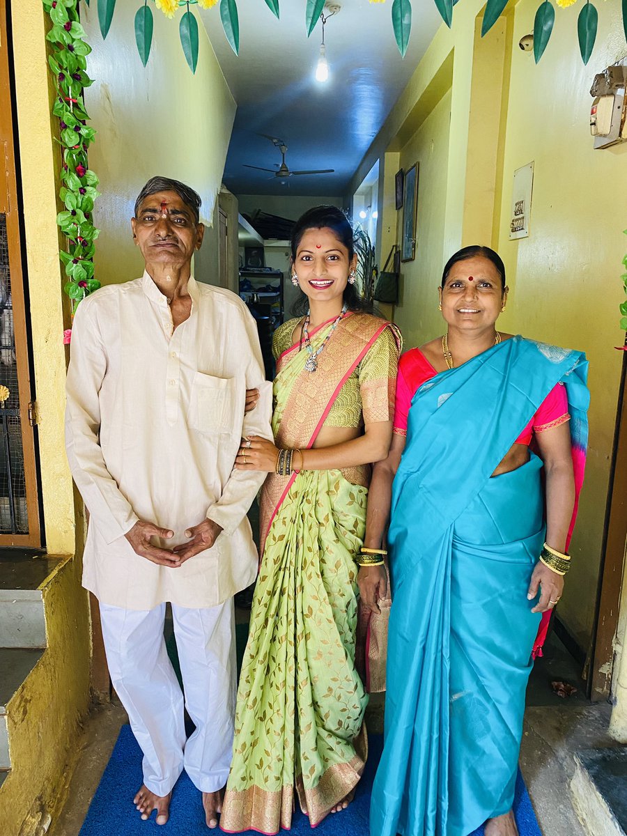 swati_kadam_009's tweet photo. Happiest 38th wedding Anniversary Aai~Baba..🥰
Lots of love and Happiness to you Always ✨🤩
.
.
#teamSKO09
#swatikadam #nimmSK
#aaibaba #anniversary #motherfather #aaibabaanniversary #weddinganniversary https://t.co/KWFMRztExk