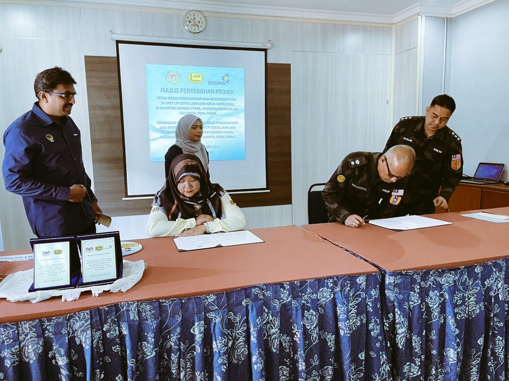Ckmprk's tweet photo. Majlis Penyerahan Dokumen Siap Kerja 6 Dalam 1 bagi kerja penggantian 26 unit lif di PGA Ulu Kinta Perak. Terima Kasih Ir. Dr Norhayati selakunJurutera Penguasa Kanan Mekanikal. https://t.co/1xDlNb1a0V
