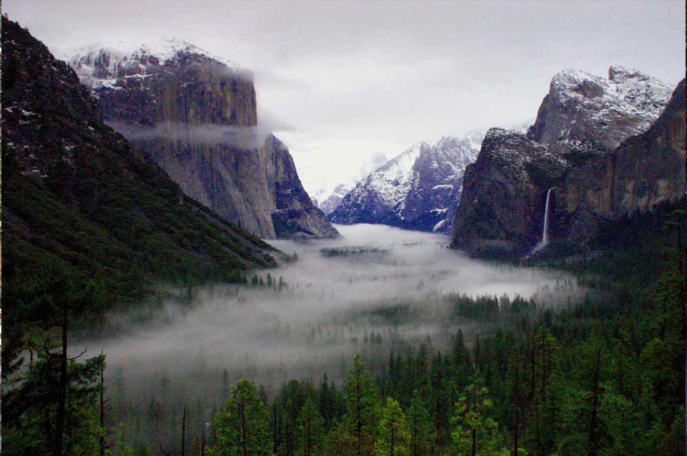 Don't forget about #Yosemite in the winter. The contrasts of granite and snow is not to be missed. See #YosemiteValley in all its grandeur from El Capitan to Half Dome. Not to mention the endless beauty everywhere! 📷  <a href="/YosemiteMadera/">Yosemite Madera</a> 

👉   californiahighsierra.com/trips/the-7-wo…