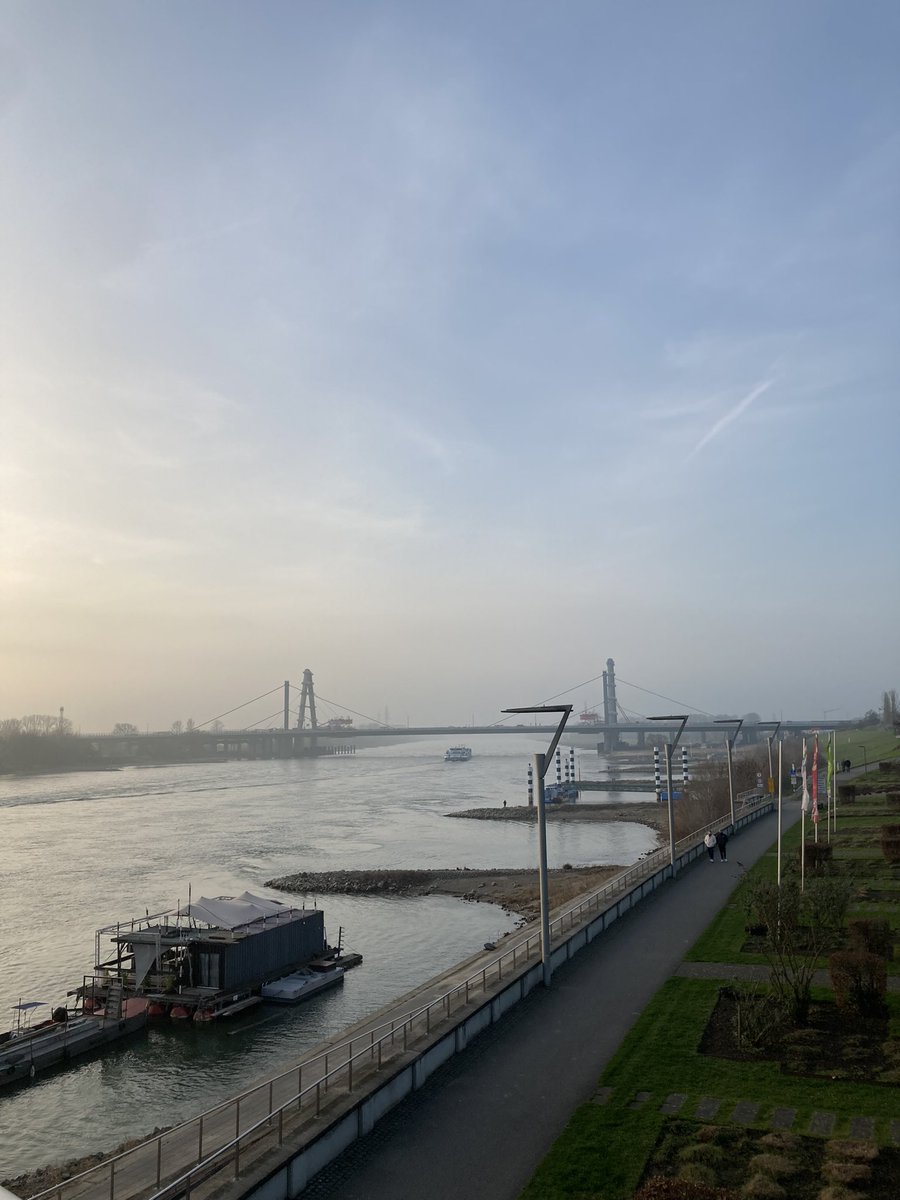 Ein Industriepark an einem Fluß kann höchst ästhetisch sein. #neulandpark