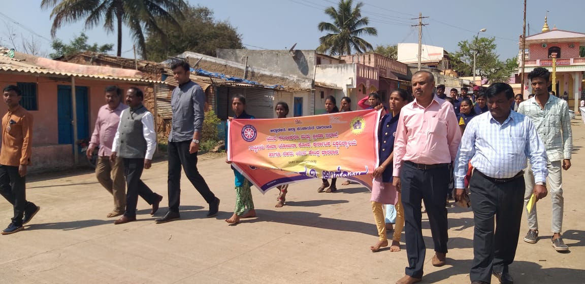 nssrdbangalore's tweet photo. NSS RD Bangalore Khadri Narasimhiah, SNO Pratapa Lingiah Karnatak University NSS Co-orditonar Dr Dalpati Participated in voters awareness campaign organised by Karnatak science college Dharwad in Marewad village special camp @YASMinistry @ianuragthakur @pankajsinghips @_NSSIndia https://t.co/IY4WqNZ6K1