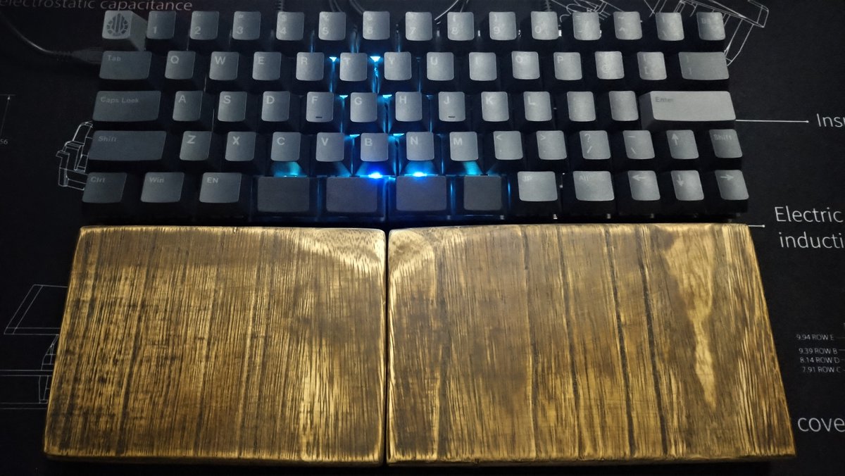 ainosuke_key's tweet image. 自作パームレスト
一体型として使う時と、分割型として使う時の比較
まあぶっちゃけ自分が一体型をずっと使っていたのもあって、一体型として使う方が馴染みは良い（苦笑）
とはいえ、分割でも悪くない感じではある…が、手前側は少し丸めたいかな？
#Guide68