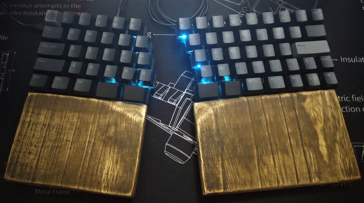 ainosuke_key's tweet image. 自作パームレスト
一体型として使う時と、分割型として使う時の比較
まあぶっちゃけ自分が一体型をずっと使っていたのもあって、一体型として使う方が馴染みは良い（苦笑）
とはいえ、分割でも悪くない感じではある…が、手前側は少し丸めたいかな？
#Guide68