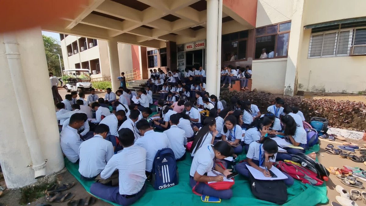 Langotekaka's tweet photo. #MPSC कृषी सेवा मुख्य परीक्षेला स्थगिती व अभ्यासक्रम सुधारीत करण्याचा मागणीसाठी 29 दिवसांपासून विद्यार्थ्यांचे ठिय्या आंदोलन सुरूय...  विद्यार्थ्यांनी अभ्यास करायचा की आयोगाने घातलेल्या गोंधळावर आंदोलन करत बसायचं...? 

@mieknathshinde @Dev_Fadnavis यावर तोडगा कधी काढणार? https://t.co/1fsRNhdFrJ