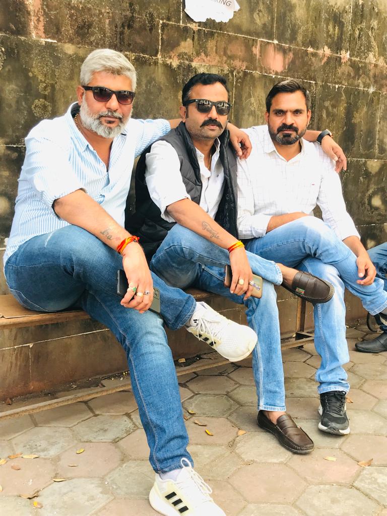 मिल बैठे जब तीन यार 🤘