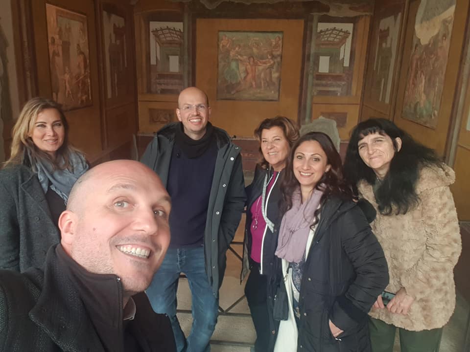 AgenziaCoesione's tweet photo. La squadra dei comunicatori operativa oggi al parco archeologico di #Pompei per costruire il nuovo numero di #CohesionMagazine e lo storytelling della #CoesioneInCorso.
@pompeii_sites @MiC_Italia @museitaliani
#comunicazione #coesione #EuInMyRegion #FondiEuropei https://t.co/FxekoMzPQn