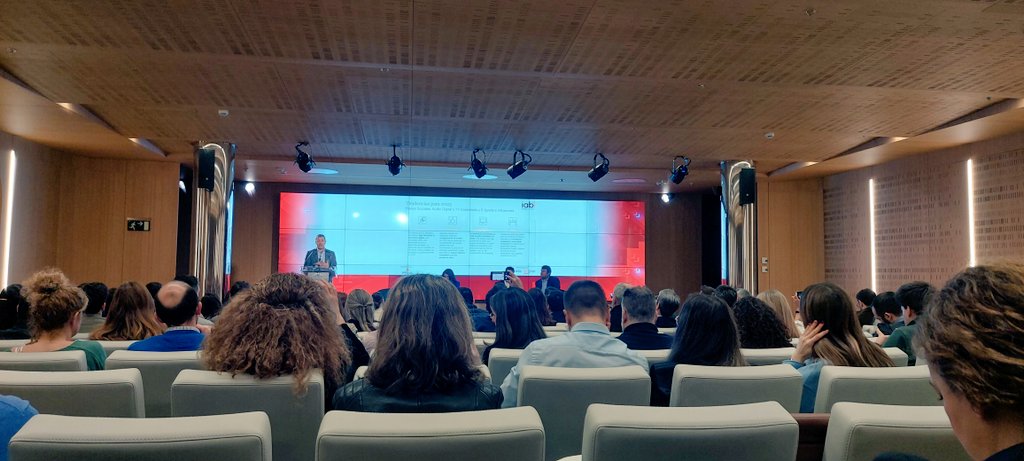 lauramaria_vaz's tweet photo. #Digital crece y supone el 46,9% de la inversión publicitaria en medios controlados según estudio #IADestudio23 @info_adex presentado ayer. Hoy en presentación de estudio de inversión publicitaria en medios digitales 2023 @IAB_Spain vemos cómo supera los 4.500 M€ #IABInversion https://t.co/WB7AcdUhCr