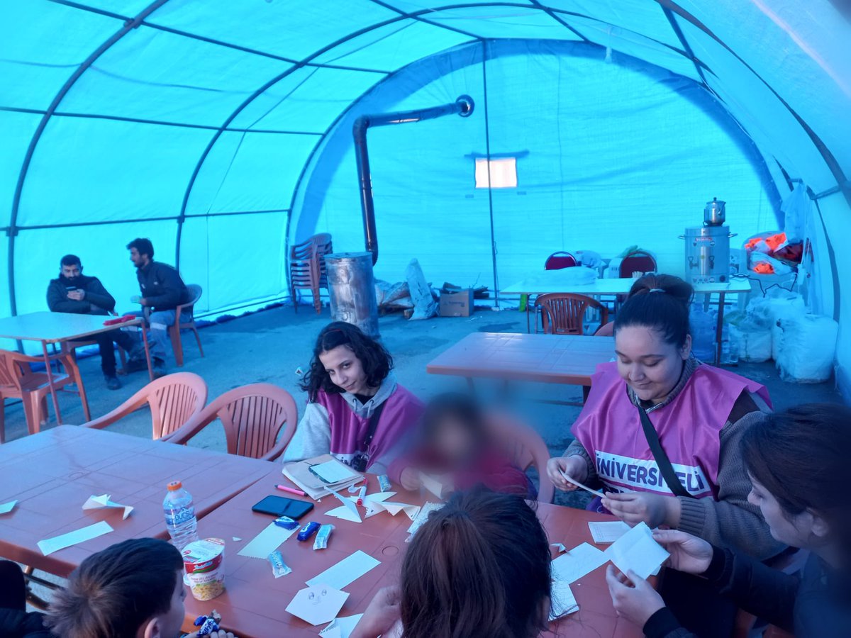 feministkolektf's tweet photo. 📍Malatya / Örnekköy 

Okumuş İnsan Halkın Yanındadır diyerek Malatya’da çocuklarla buluştuk ve origami etkinliği yaptık.

Senin de yapabileceğin bir şeyler var!

Gönüllü formu👇
https://t.co/6PGzmzKC53 

#OkumuşİnsanHalkınYanındadır https://t.co/Ygs3MPlJLl
