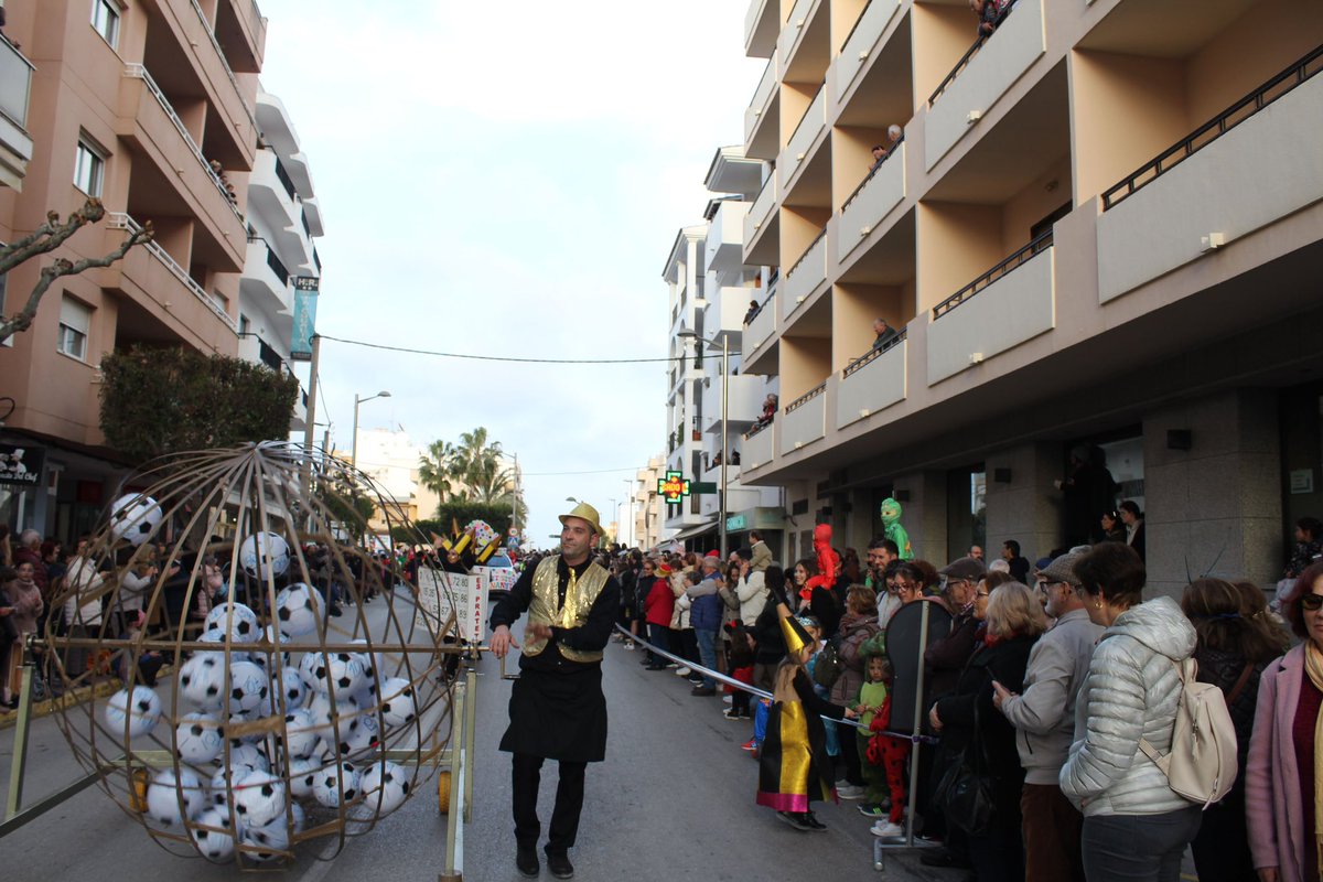 🎭 El cielo un tanto cubierto no ha impedido que la Rúa de Carnaval de esta tarde en Santa Eulària des Riu haya sido una de las más multitudinárias que se recuerdan 🥳