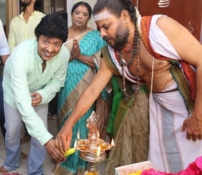 iam_K_A's tweet image. This is old pic of #MaghizhThirumani for his movie #Thadam Pooja function. 

Don’t circulate this as #Ak62 Pooja 🙏🏻

Note: #MaghizhThirumani is not in any social media Twitter , Fb . So pls don’t believe Fake ids