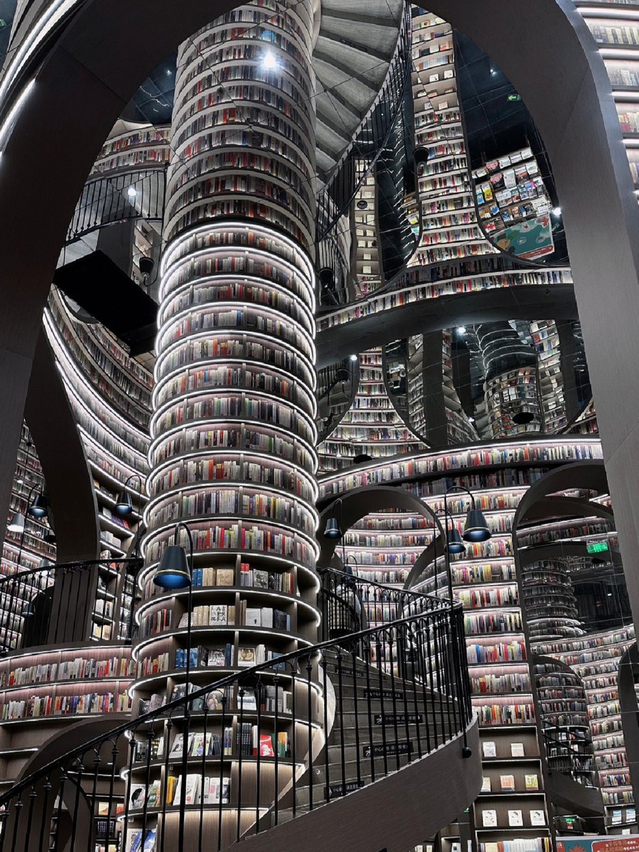 Walking into this bookstore in Dujiangyan, Chengdu, is like entering the world of #Hogwarts 

#bookstore #China #Wednesday 
📷 一只西米鹿