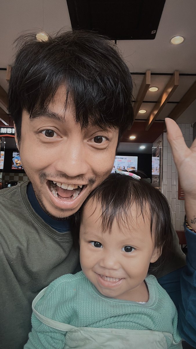 FiersaBesari's tweet photo. Kemarin-kemarin, pas saya nyampe rumah, anak bengong terus nangis. Pangling. Dikiranya saya orang asing. Syukurlah, sekarang udah kenal lagi. Untung enggak nyampe manggil “Paman” 😮‍💨 https://t.co/tbVXqGXSME