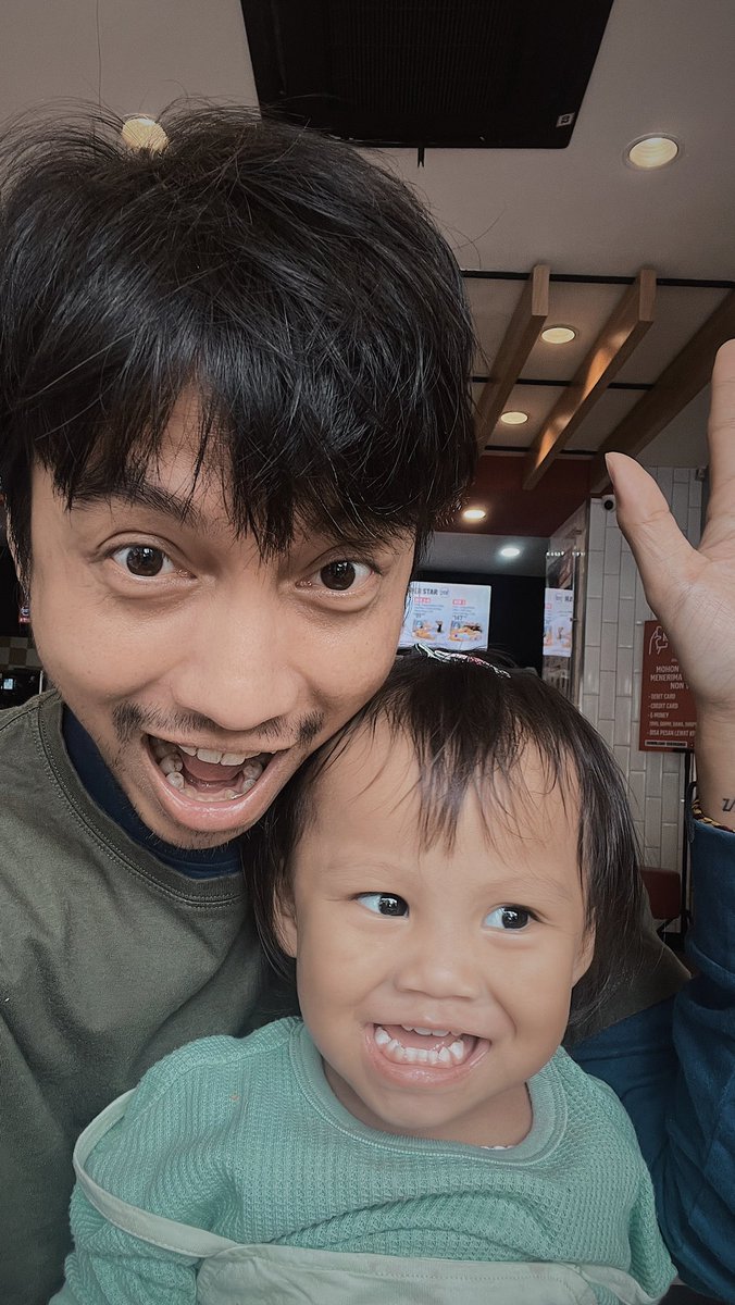 FiersaBesari's tweet photo. Kemarin-kemarin, pas saya nyampe rumah, anak bengong terus nangis. Pangling. Dikiranya saya orang asing. Syukurlah, sekarang udah kenal lagi. Untung enggak nyampe manggil “Paman” 😮‍💨 https://t.co/tbVXqGXSME