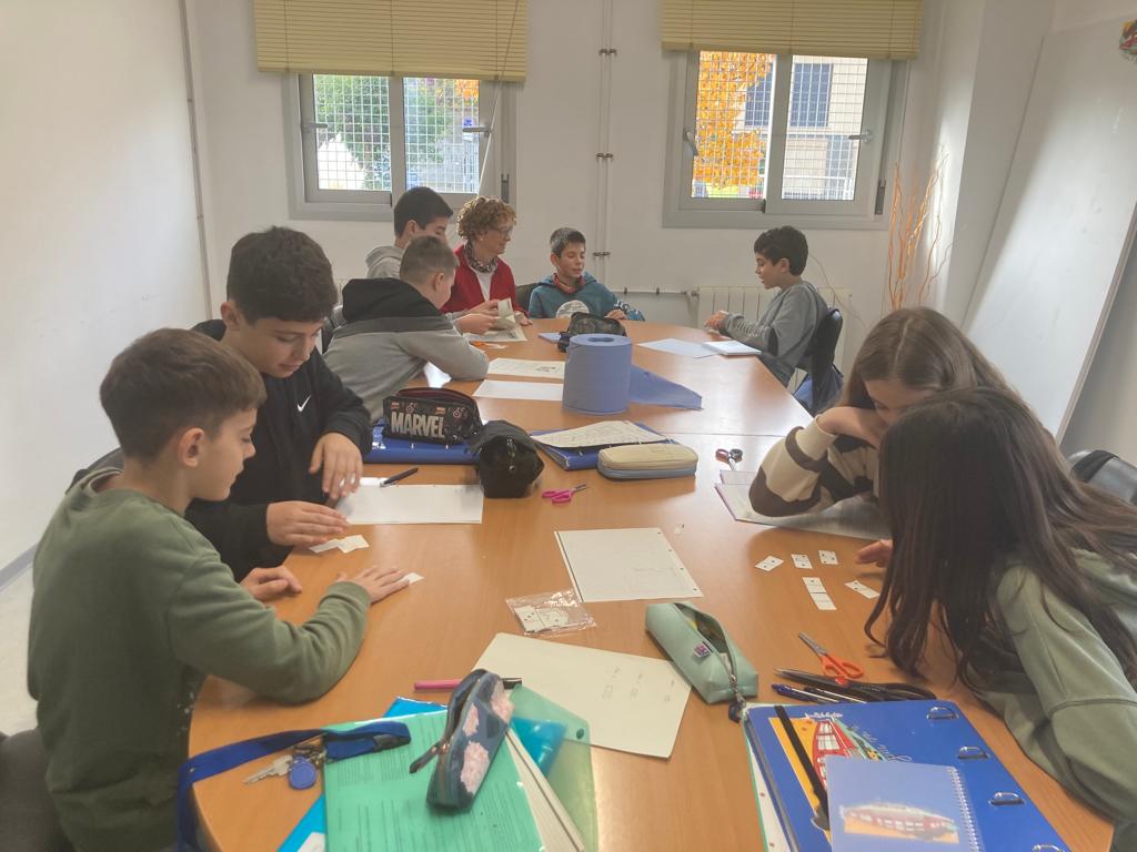 INSElCairat's tweet photo. Un grup d'alumnes de primer d'ESO han acabat la primera fase del concurs #FemMatemàtiques. Hores intentant contestar reptes matemàtics i redactant els informes. Primera part acabada amb il·lusió. Felicitacions. https://t.co/ZoSXreyKLk