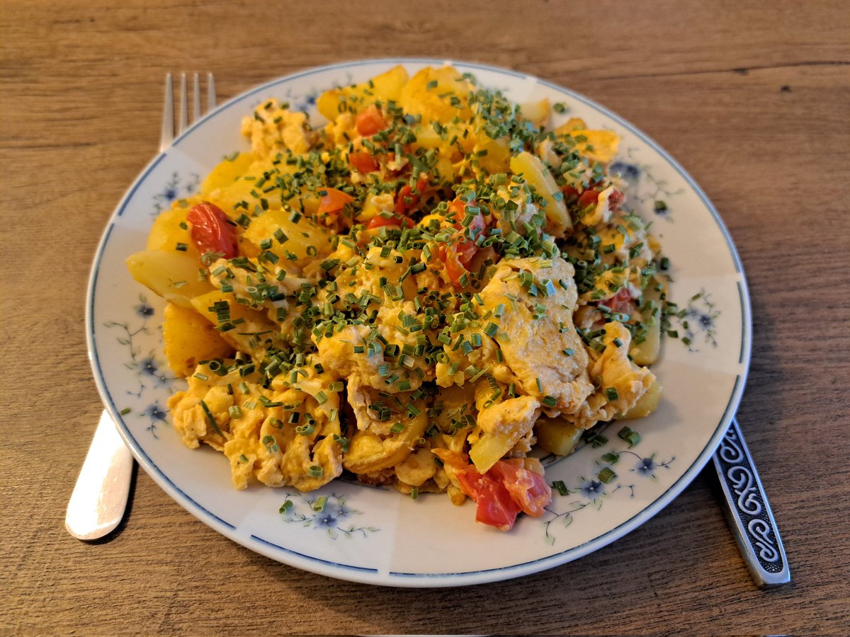 Schönen guten Morgen an euch da draußen. 

Das Kind ist in der Kita, ich habe Urlaub, ich habe Zeit... also ein leckeres Bauernfrühstück gekocht. Dieses mal habe ich sogar das Foto gemacht, bevor ich angefangen habe zu essen. 😅

Habt den Tag schön. 😊