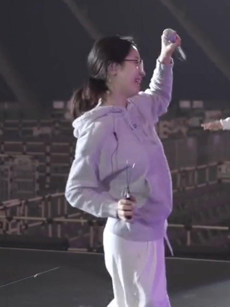 kiminatozakii's tweet photo. i have a crush on barefaced dahyun in specs 🫣 https://t.co/WneMnwTedj