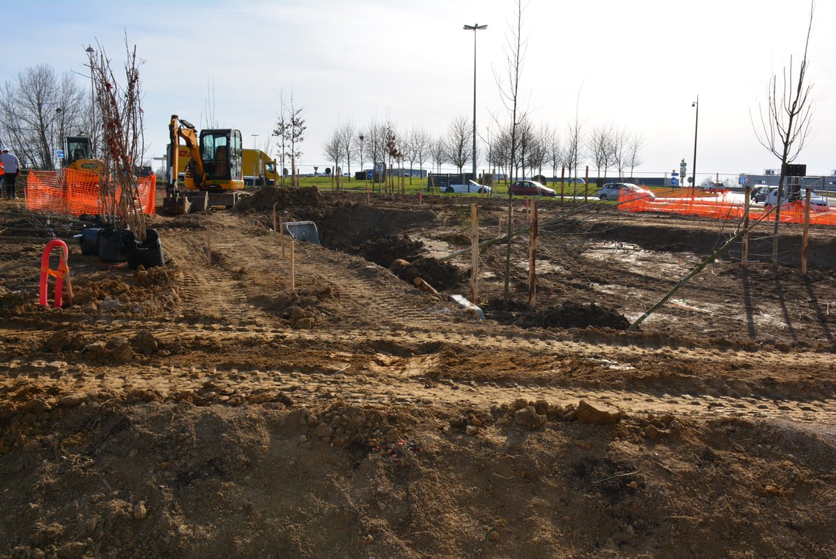 Les premiers arbres de la forêt urbaine en entrée de ville sont arrivés sur site et commencent à être plantés. Ce beau projet d'aménagement vise à créer une entrée de ville verte, vivante, accueillante et respectueuse de l'environnement. 
+ d'infos : bussysaintgeorges.fr/ma-ville/grand…