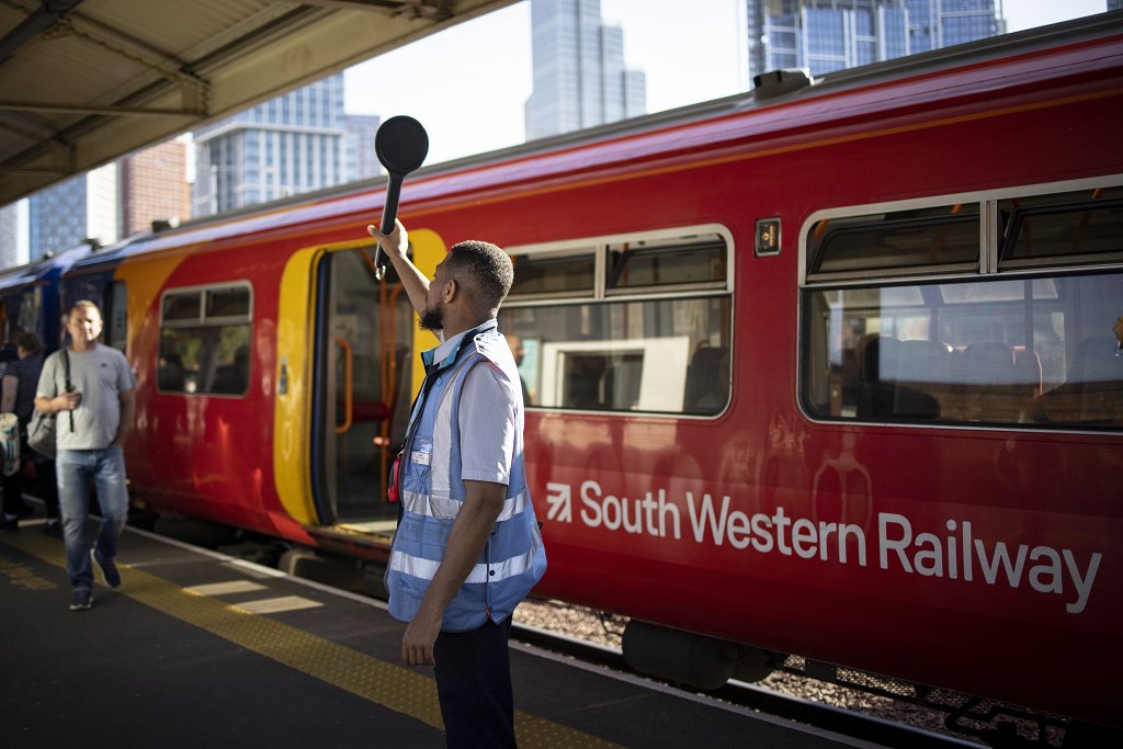 UK's 4️⃣-day workweek trial finds shorter hours and happier employees, say researchers aje.io/ty08x2