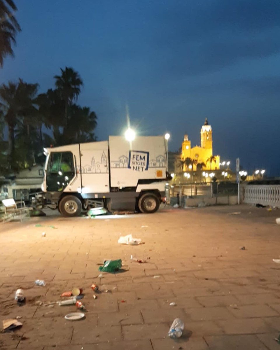 AjSitges's tweet photo. I després d’una multitudinària Rua de l’Extermini, els treballadors municipals de neteja han tornat ha deixar els carrers enllestits i nets durant les últimes accions del pla especial de neteja del Carnaval.
#femsitgesnet https://t.co/4sz3KqrUOL
