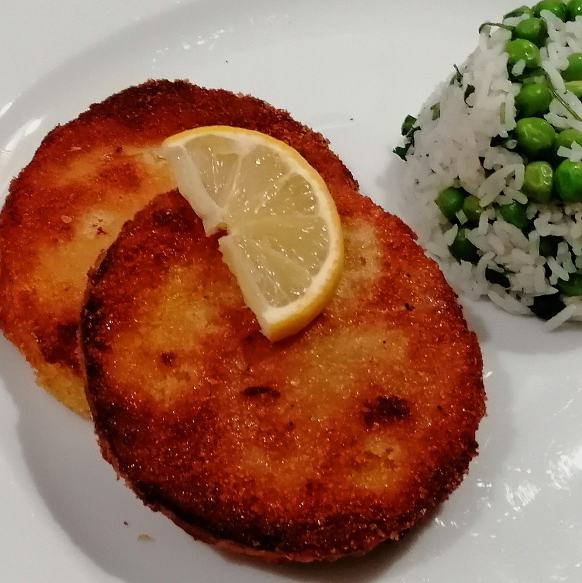MikeKocht's tweet photo. SO ein #Schnitzel darf überall auch am Fasttag ins #Twooking ;-)
#Kürbis (#Butternuss) eignet sicher hervorragend als "Innenleben"
Paniert und knusprig ausgebacken, dazu noch ein #Erbsenreis mit viel frischer #Petersilie ...
https://t.co/kg18XshzWC https://t.co/5zDHLQDka8