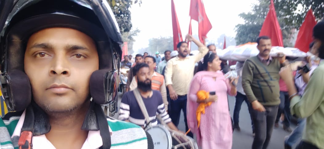 आज पुरानी पेंशन योजना की बहाली के लिए संयुक्त मंच (NC/JCM) एवं AIRF के आह्वान 10.02.2023 से NPS के विरोध में एन ई रेलवे मजदूर यूनियन महामंत्री के एल गुप्ता के नेतृत्व में  एक विशाल जुलूस NPS रूपी पुतला का शव केके रूप मे यात्रा निकाला गया <a href="/OmkarNa52018854/">Omkar Nath Singh</a>
 <a href="/ShivaGopalMish1/">Shiva Gopal Mishra</a>