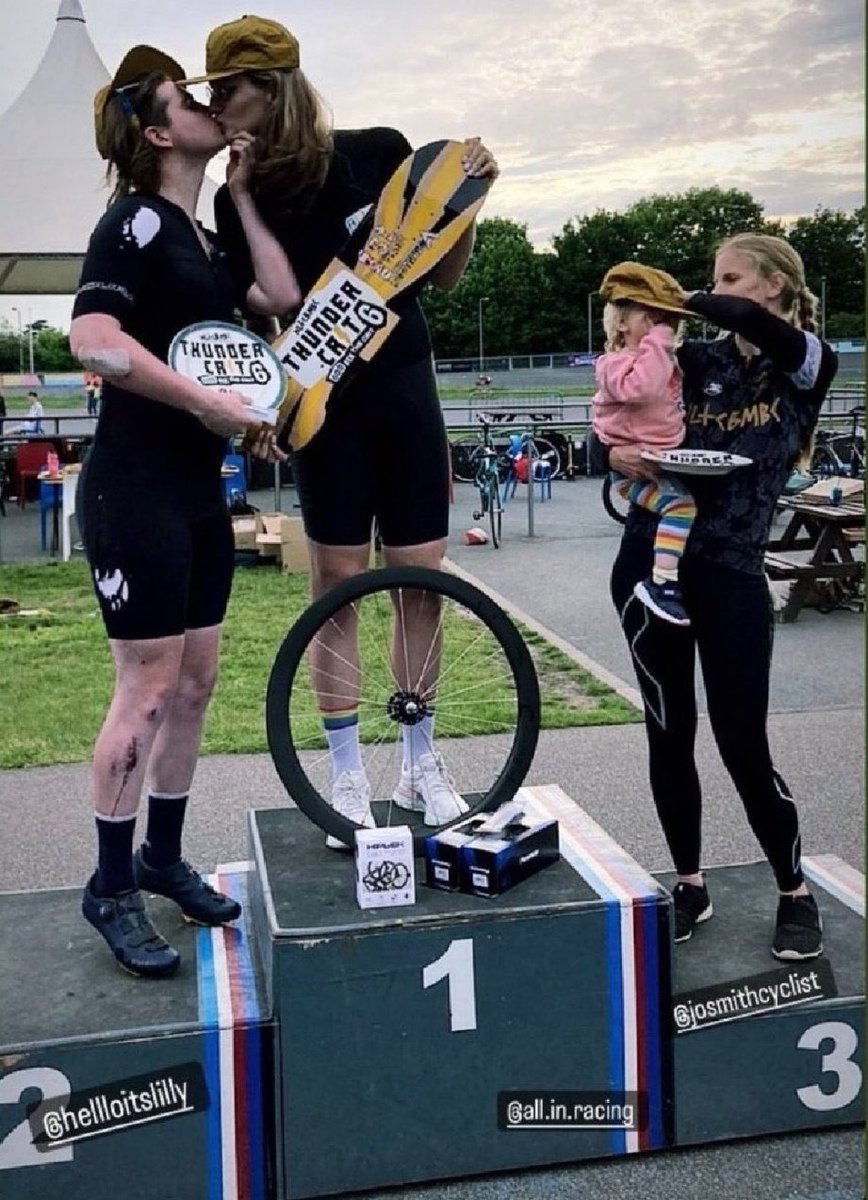 Ercio_Santos's tweet photo. É assim na prática “igualdade”, “inclusão” e “diversidade”: dois homens que se percebem como mulheres vencem uma competição feminina de ciclismo na Inglaterra. Terceiro, uma mulher de verdade, carregando a filha nos braços.
O feminismo hegemônico defende isso. https://t.co/5C1Fgwa67e