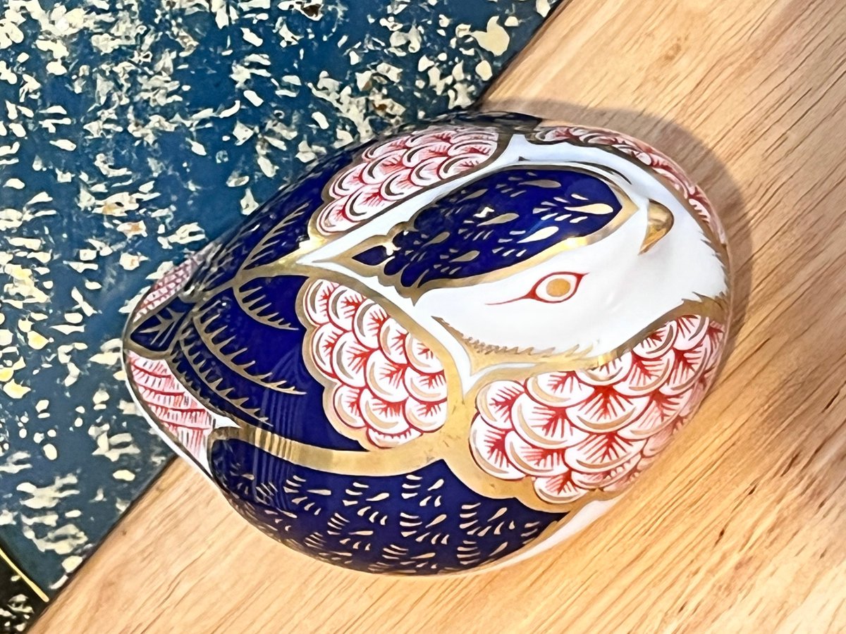 Royal Crown Derby imari pattern robin figurine, fine porcelain paperweight - 22 carat gold painted etsy.me/3IIxkZ2 #finebonechina #golddecorated #goldplated #22caratgold #fineporcelain #imaripattern